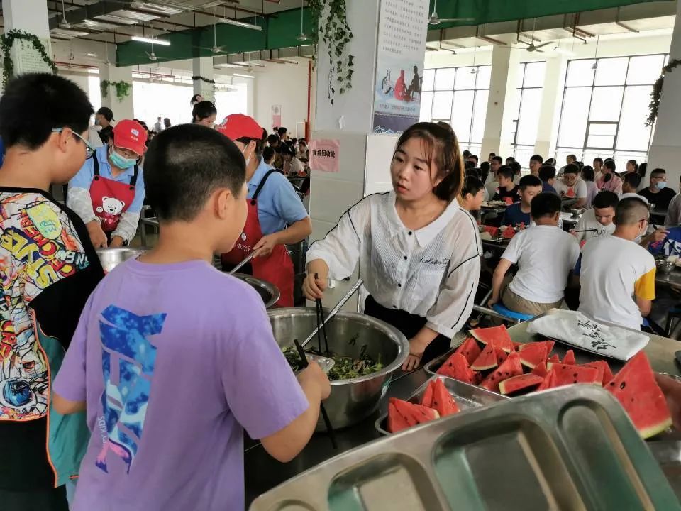 餐廳裡 新生在班主任的帶領下陸續來到餐廳,有序排隊打菜打飯,文明