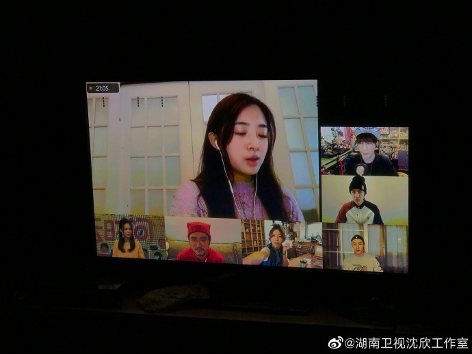 天天云时间今日录制花絮照送达穿卫衣戴毛线帽的王一博是幼儿园最乖的