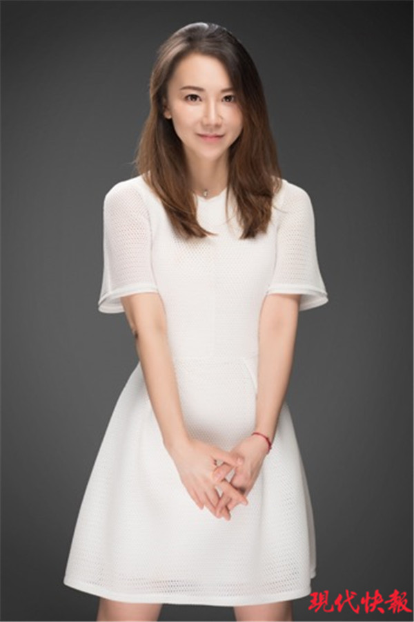 现代快报讯(记者 郑文静)她永远戴着巨大的红帽子,总是一副倔强的表情