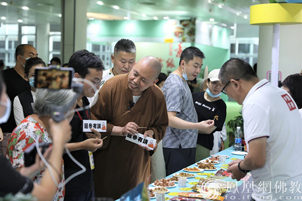 "延参有情"探店齐善素食品的展位(图片来源:凤凰网佛教 齐善供图)