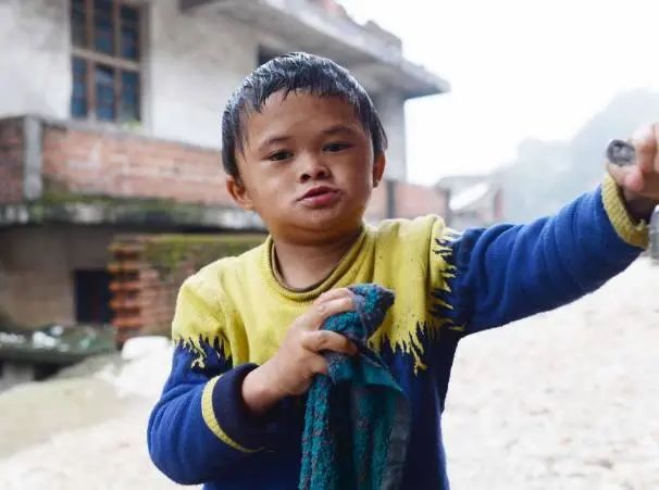 丁真和"小马云"的区别:走红后辍学做直播,美女保姆全程监控?__凤凰网