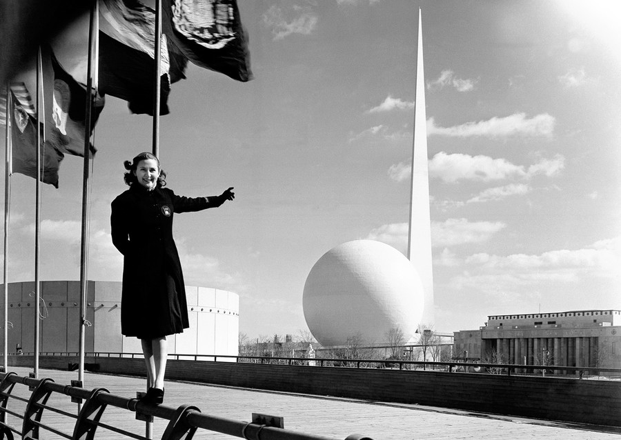1939年纽约世界博览会的标志性建筑“尖角塔和圆球（Trylon and Perisphere）”。   theatlantic.com 图