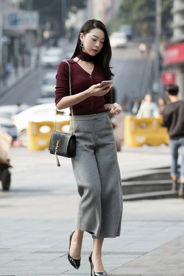 时尚女生的个性休闲风穿搭,简单又有型,照着穿你也能变好看