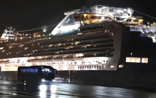 美国撤侨的做法让乘客不满，包机上这一幕，乘客崩溃痛哭