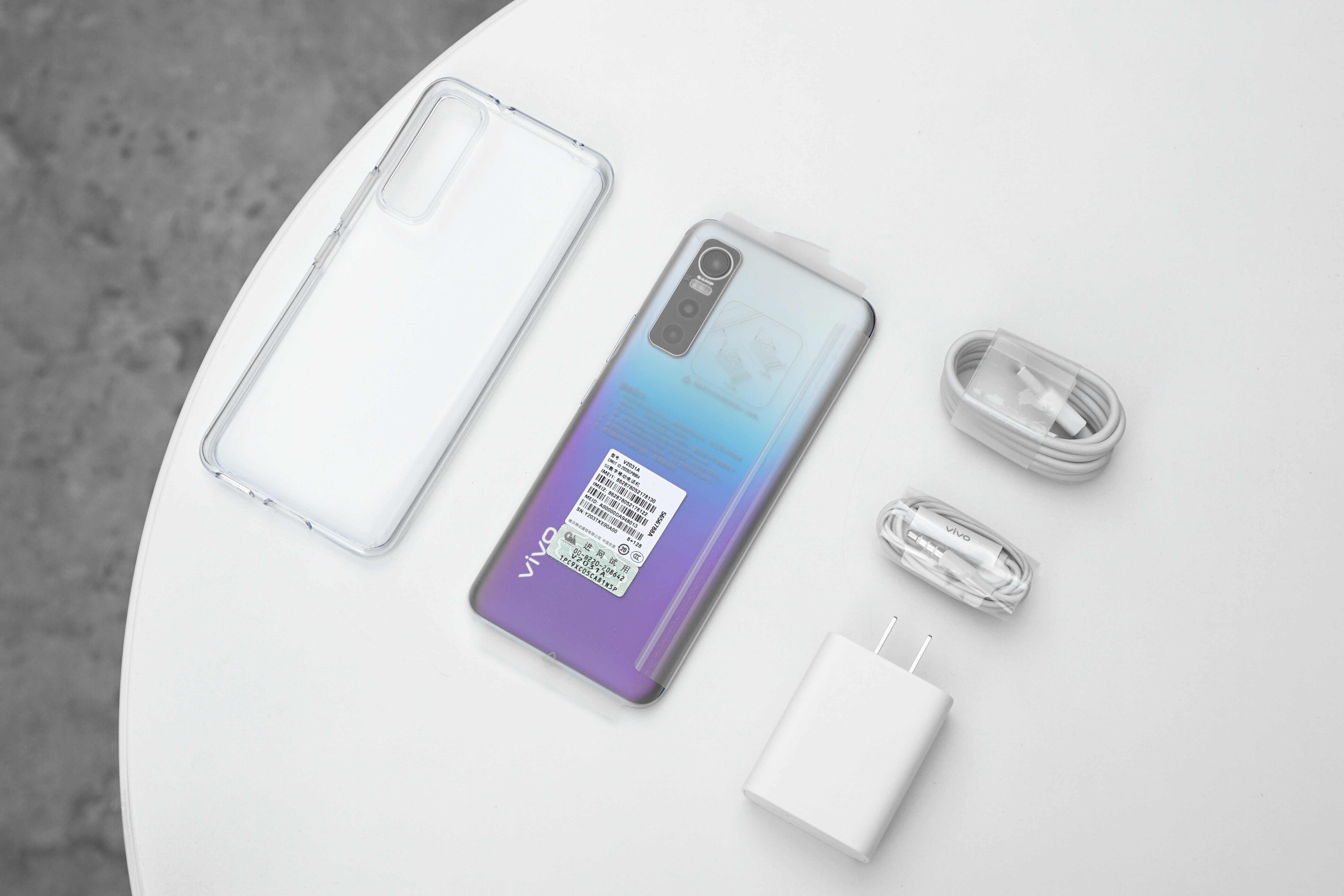 今年vivo在s系列外包装上采用了简洁线条与纯白配色相搭配的设计,简约