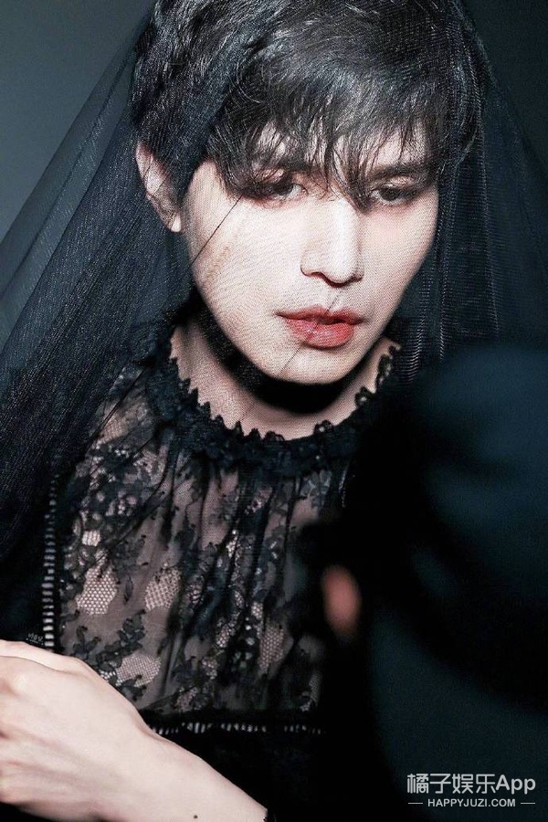 《鬼怪》阴间使者李栋旭再出圈,拍禁欲风浴缸大片,冻龄男神实锤