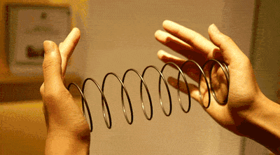 髂胫束作为长肌腱,具备一定的弹性,像弹簧和皮筋一样可以储存弹性势能