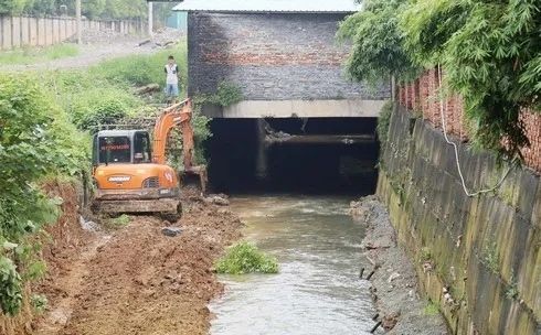 江西3名工人大雨中清淤时失联 官方：正沿下水井搜救