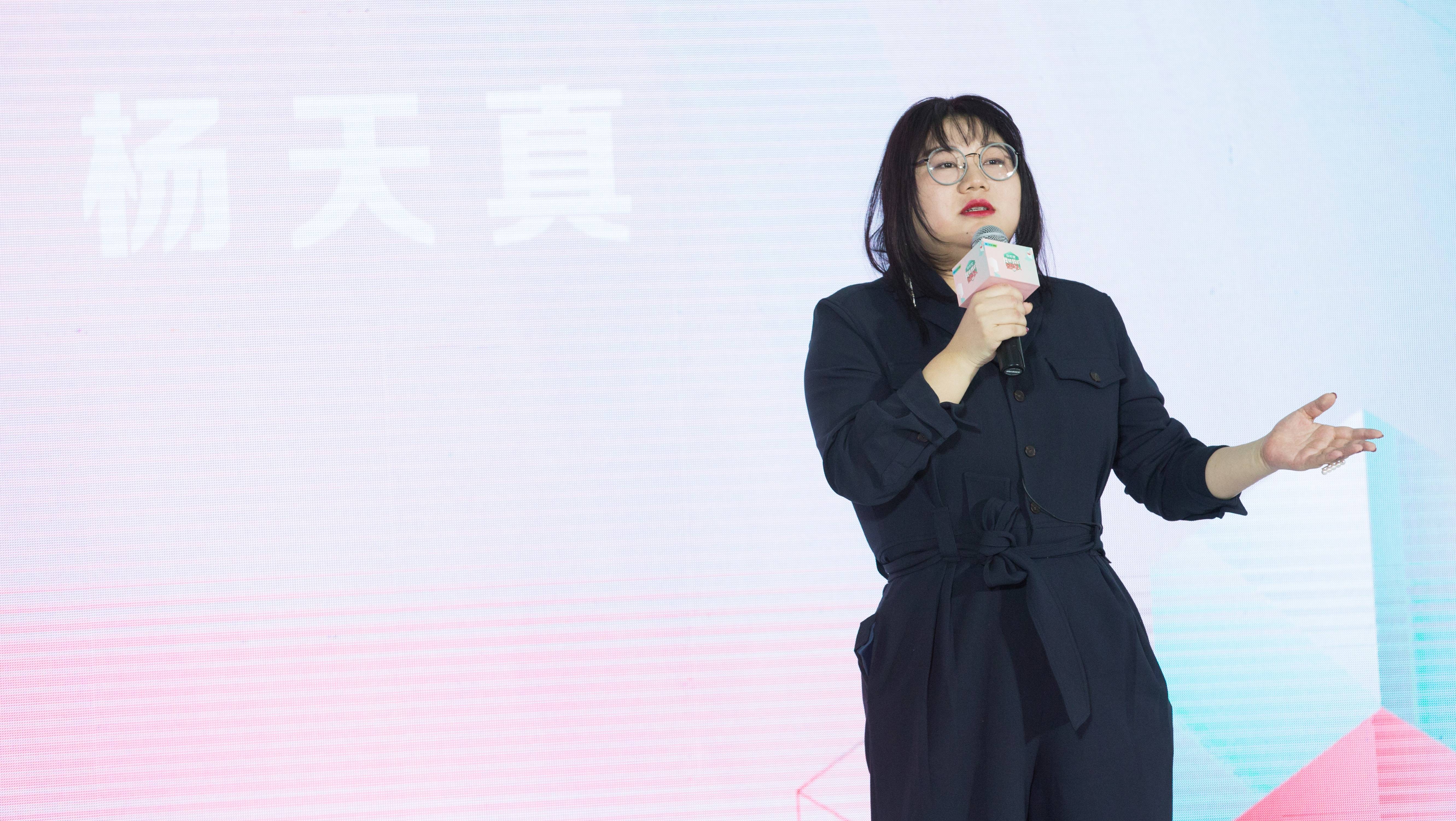 头发甩甩杨天真大步地走开