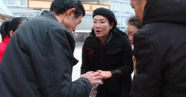 粤港华容精英|朱婉仪—情系桑梓,20年无私洒爱不间断__凤凰网