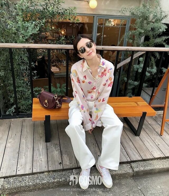 衬衫则自带潮流青春气息,是时髦精姐妹的闺蜜装模板:一个搭配针织马甲