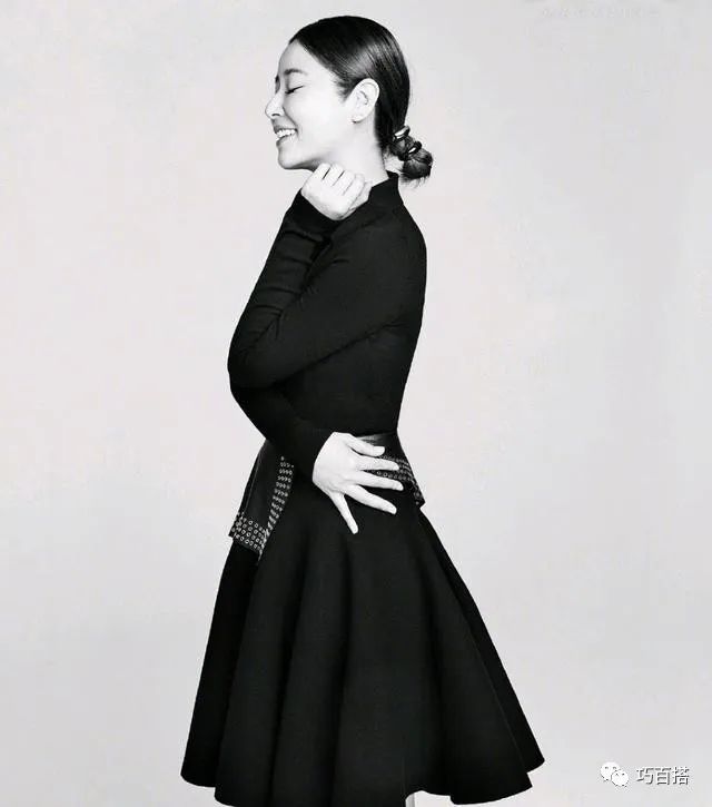 林心如太敢穿了!不规则小黑裙勾勒出身材凹凸感,堪称人间尤物