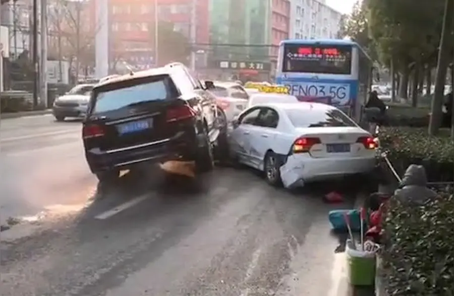 孝感一男子开奔驰狂顶前车后连撞数车 妻子：他喝了酒还有高血压