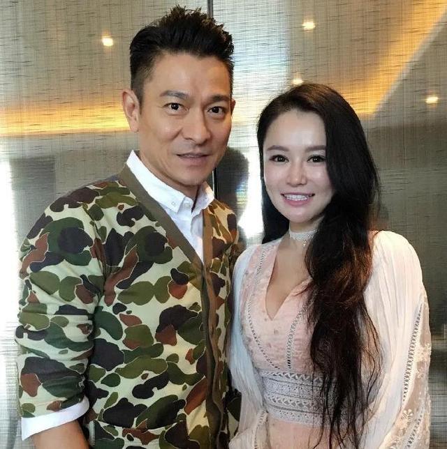 拳王女人不简单邹市明晒照冉莹颖靠身材抢镜三胎儿子随她姓