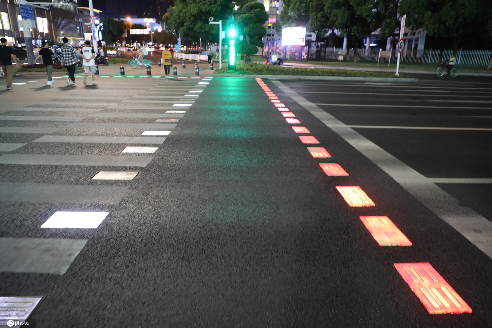 南京江宁惊现酷炫智能发光斑马线