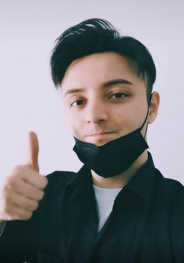 22岁阿尔法近照曝光头发浓密颜值飙升被指意外撞脸尼格买提