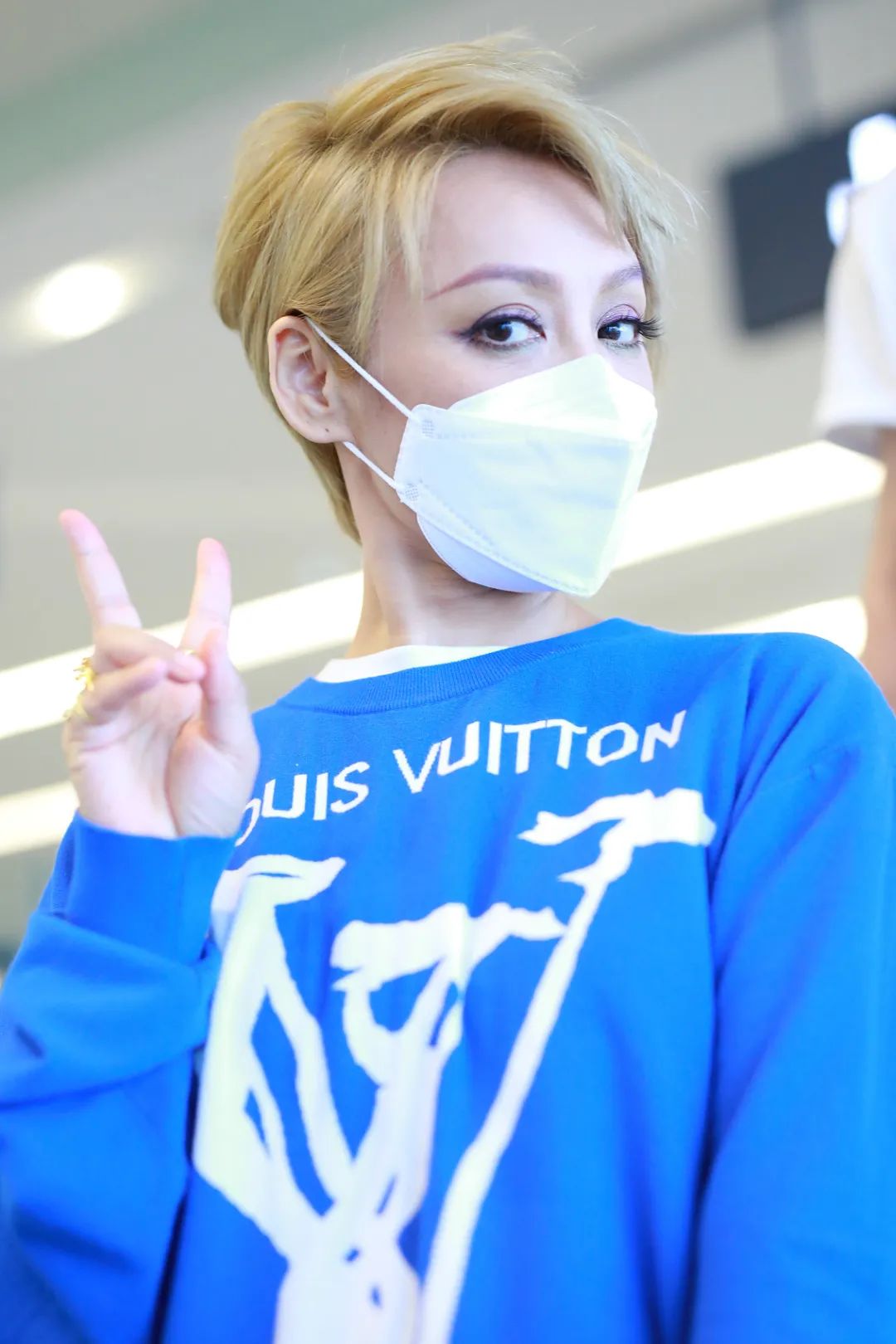 静静子营业了,在机场必须戴口罩没办法秀各种"中毒"色口红,只好在穿搭