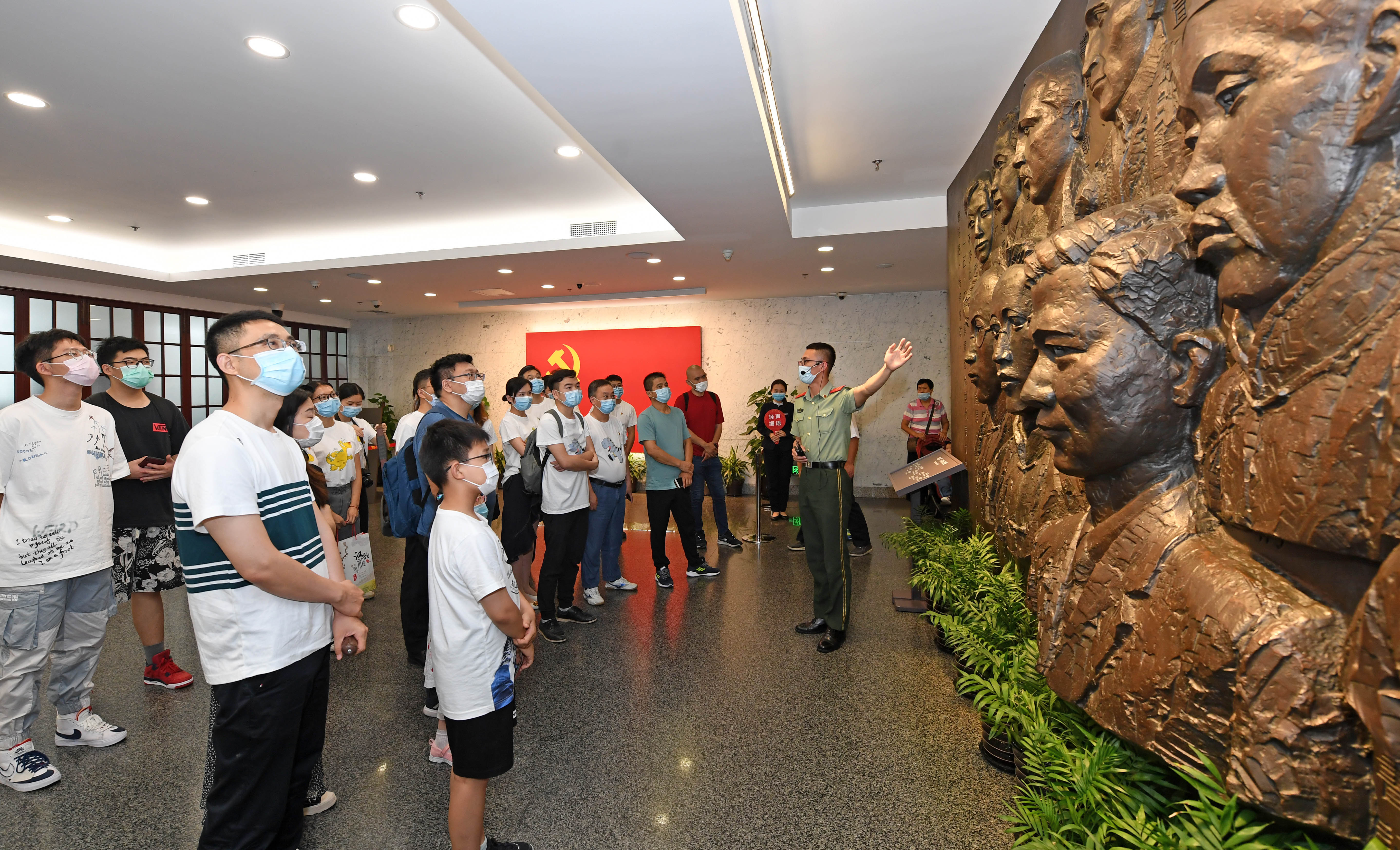 他身上穿着的军装,也让不少参观者感到好奇——一大会址里为啥会有身