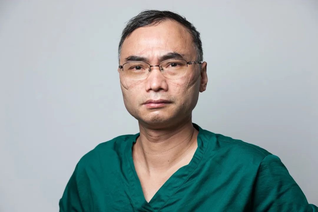 对话前线摄影记者钟sir:他们摘掉口罩后,脸上有着千言万语_凤凰网公益_凤凰网