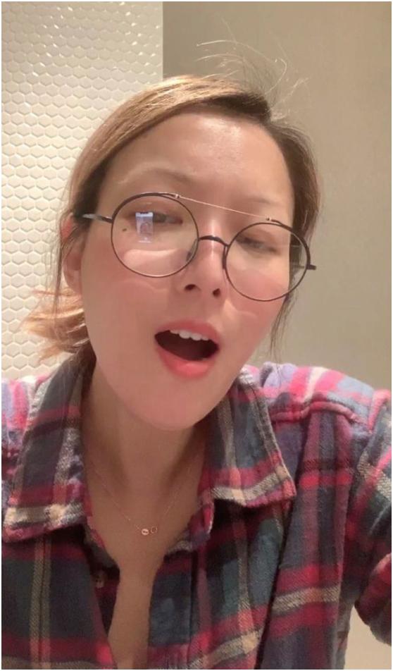 47岁郑秀文宅家唱歌,全素颜出镜脸色红润,眉毛惨淡太惹眼__凤凰网