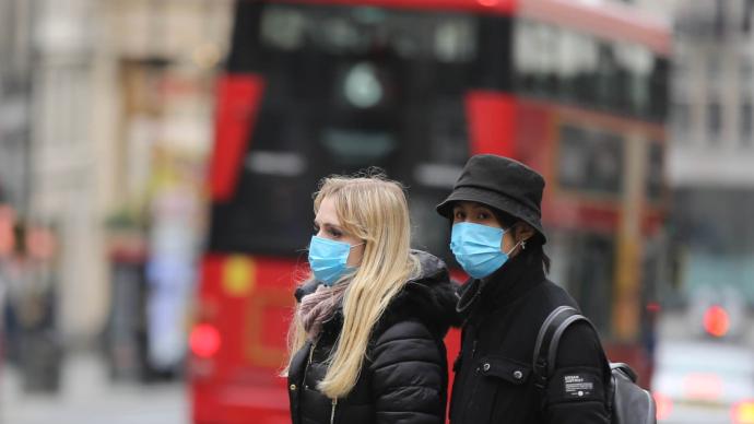 记者连线英国新冠传染数r值下首批新冠疫苗获准使用