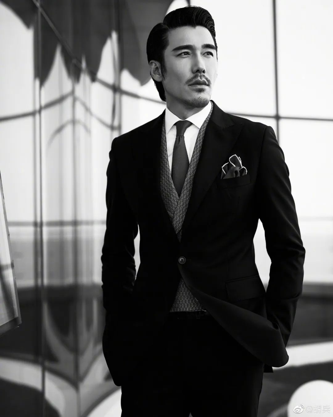 出道就大火却被雪藏,给晚辈当配角还能靠演技逆袭,也只有胡兵了