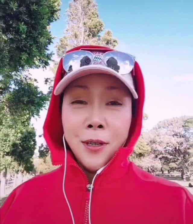 54岁田震戴墨镜打扮新潮,脸部却略显僵硬