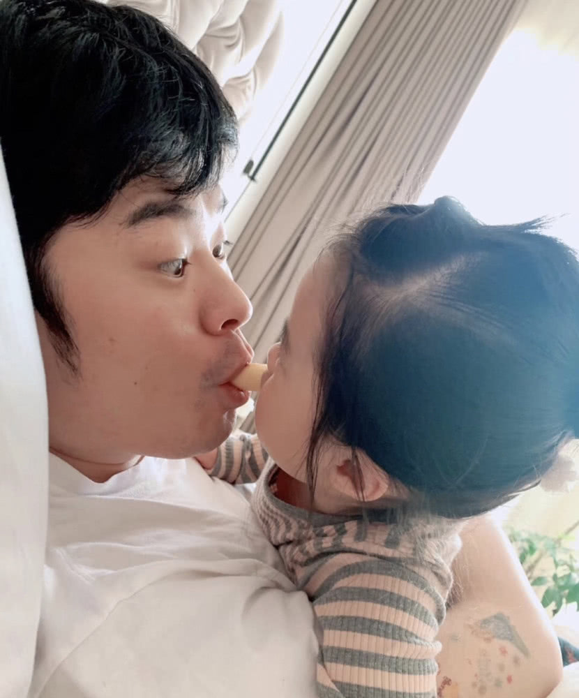 陈赫晒照和女儿玩亲亲有爱互动,安安撒娇卖萌哄爸功力一流__凤凰网