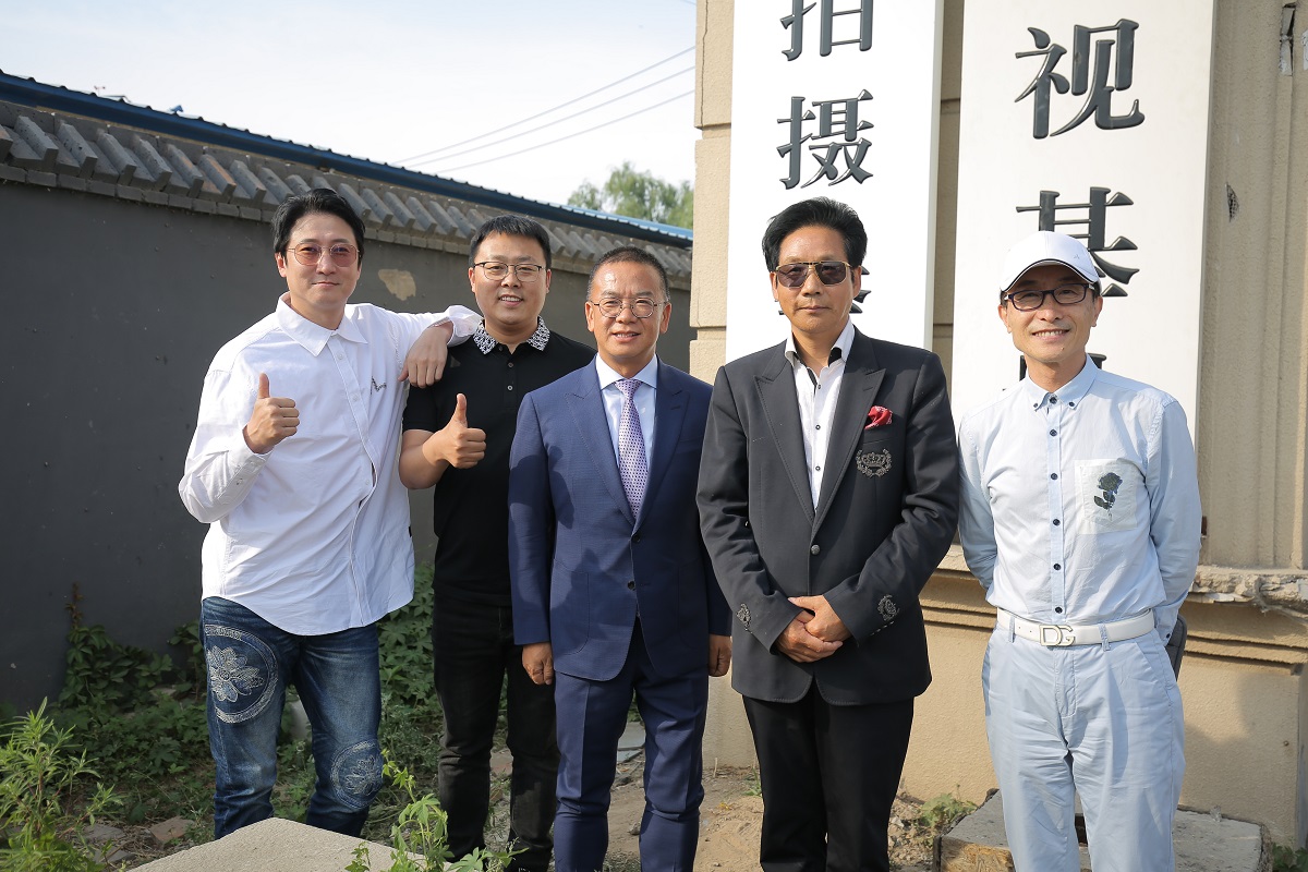 澳涞坞总设计师王海歌和国华影视董事长刘国华现场揭牌.