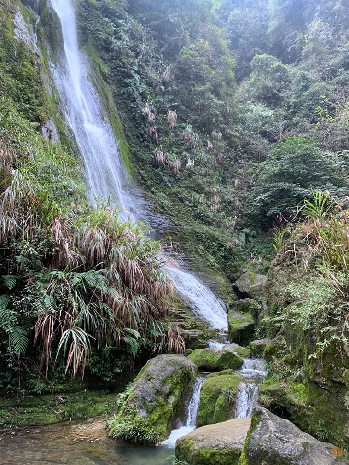 倒是德夯大峽谷, 從苗寨出發沿著峽谷徒步到天問臺, 其間奇峰瀑布眾多