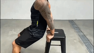 锤哥沙滩脱衣被偷拍冰水浴泡出勾形大胸器万万想不到