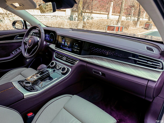 国产"劳斯莱斯"红旗h9到店遭围观 后排公务舱设计不输迈巴赫s级