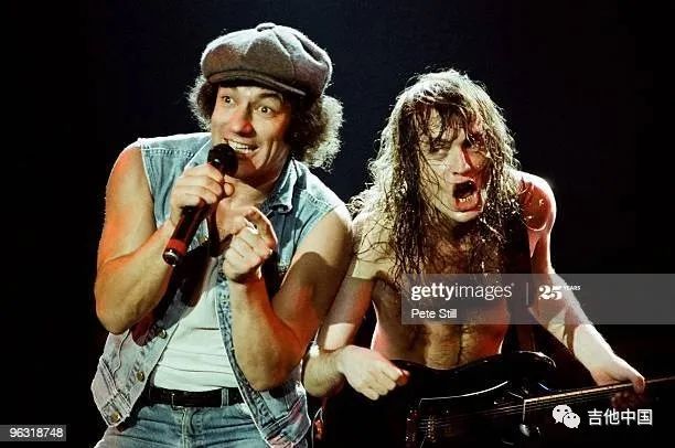 有史以来最伟大的硬摇滚唱片 | AC/DC《Back In Black》专辑的幕后故事（二）__凤凰网