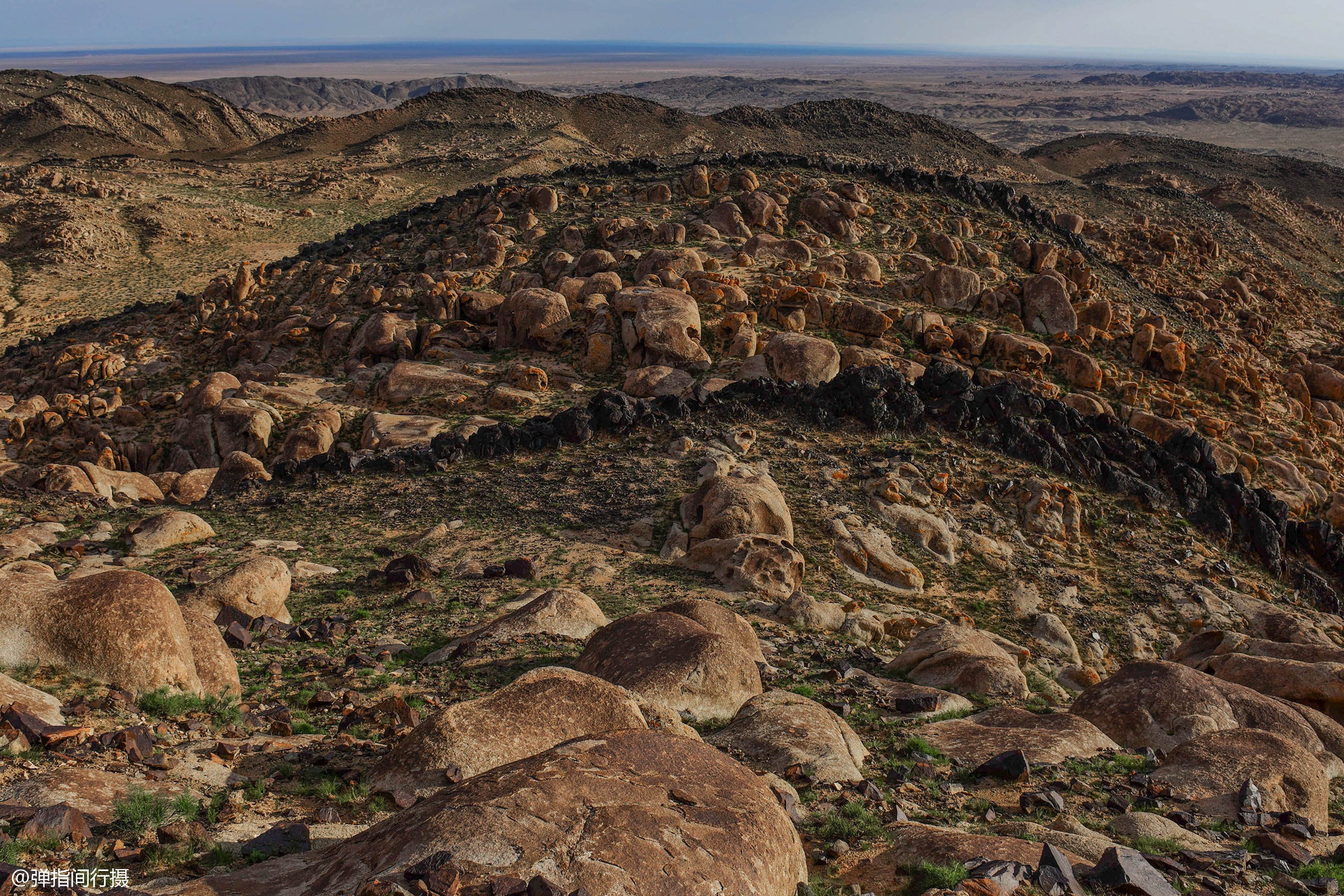 内蒙古神秘的曼德拉山,藏有珍贵古岩画,七旬老人10几年坚守看护__凤凰