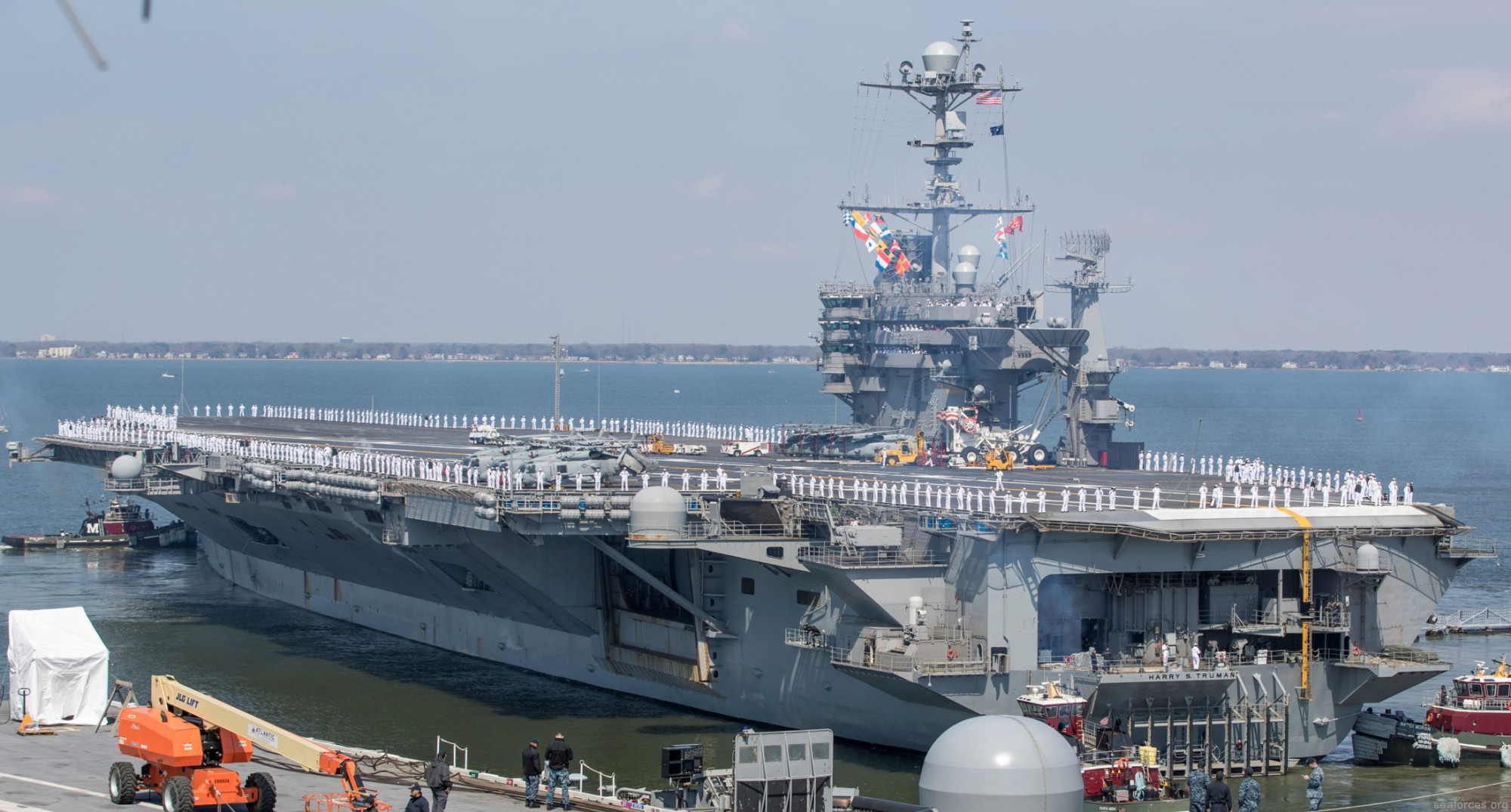 舰员列队甲板准备靠港