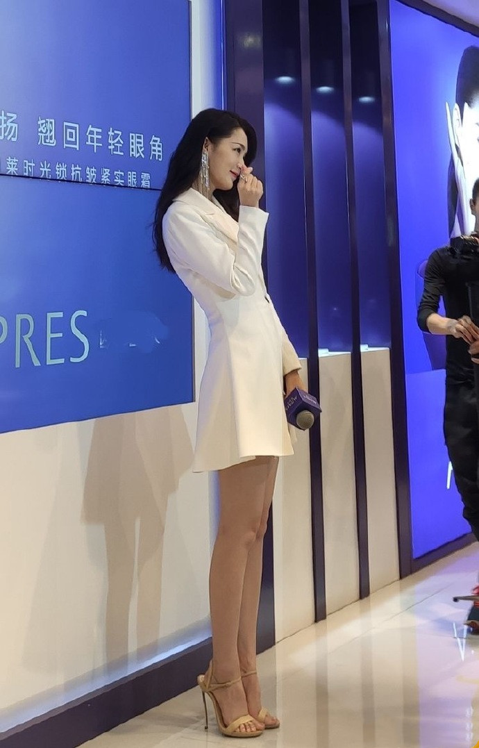 李沁不愧是腿精,穿西装裙"竹签腿"又细又直,修图都没这么夸张