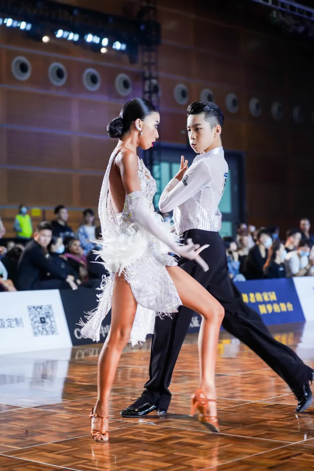 惊艳！大湾区国标舞公开赛来了 2000多名选手东莞“比舞”-新闻频道-和讯网