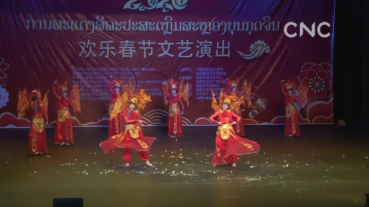 AI合成主播￨老挝：“欢乐春节”庙会吸引了约7000人参加