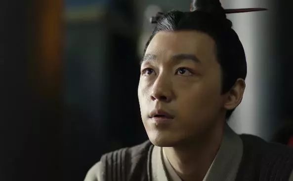 建安七子之一的刘桢真的因在曹丕酒宴中平视甄姬而被免官吗