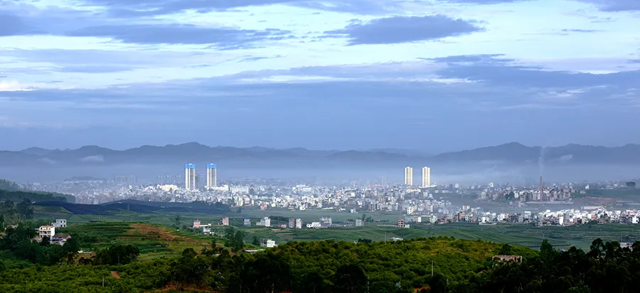 清道光五年(1825年),《广南府志·城池》载:"府治四周山势开敞,具有川