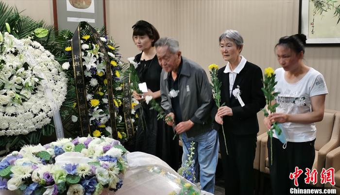 图为叶剑英元帅之女、中国新闻社原电影部导演(曾导演作品《原野》等)叶向真女士(右二),7月1日前往中日友好医院,悼念于蓝。中新社记者 韩凯 摄