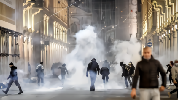 意大利多地抗议升级：打砸店铺与警方互掷烟雾弹
