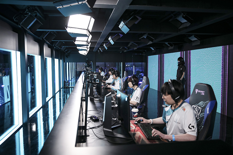 回顾整个10月,全球11个赛区的22支顶尖战队云集上海,展开对决,带动上海街头热烈的电竞气氛。