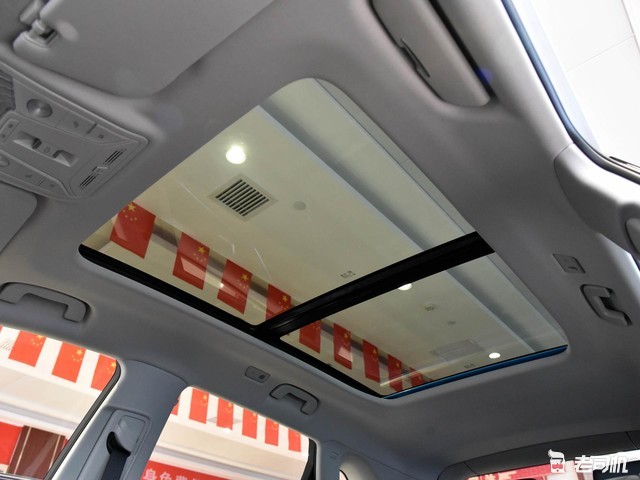 该车标配可开启全景天窗,面积较大,采光也相当不错,可以有效地提高