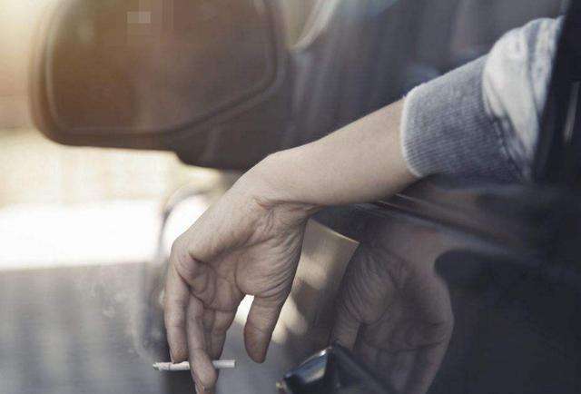 有些人乘坐别人的汽车时,不仅在车内抽烟,甚至有的人会脱掉鞋子,车内