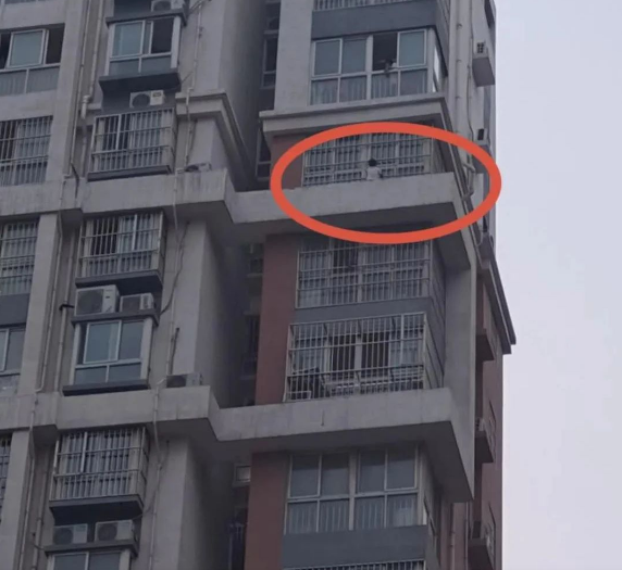 相继跳出窗外,在数十米的高空,危急时刻,两名好心人冲到16楼,5岁女童
