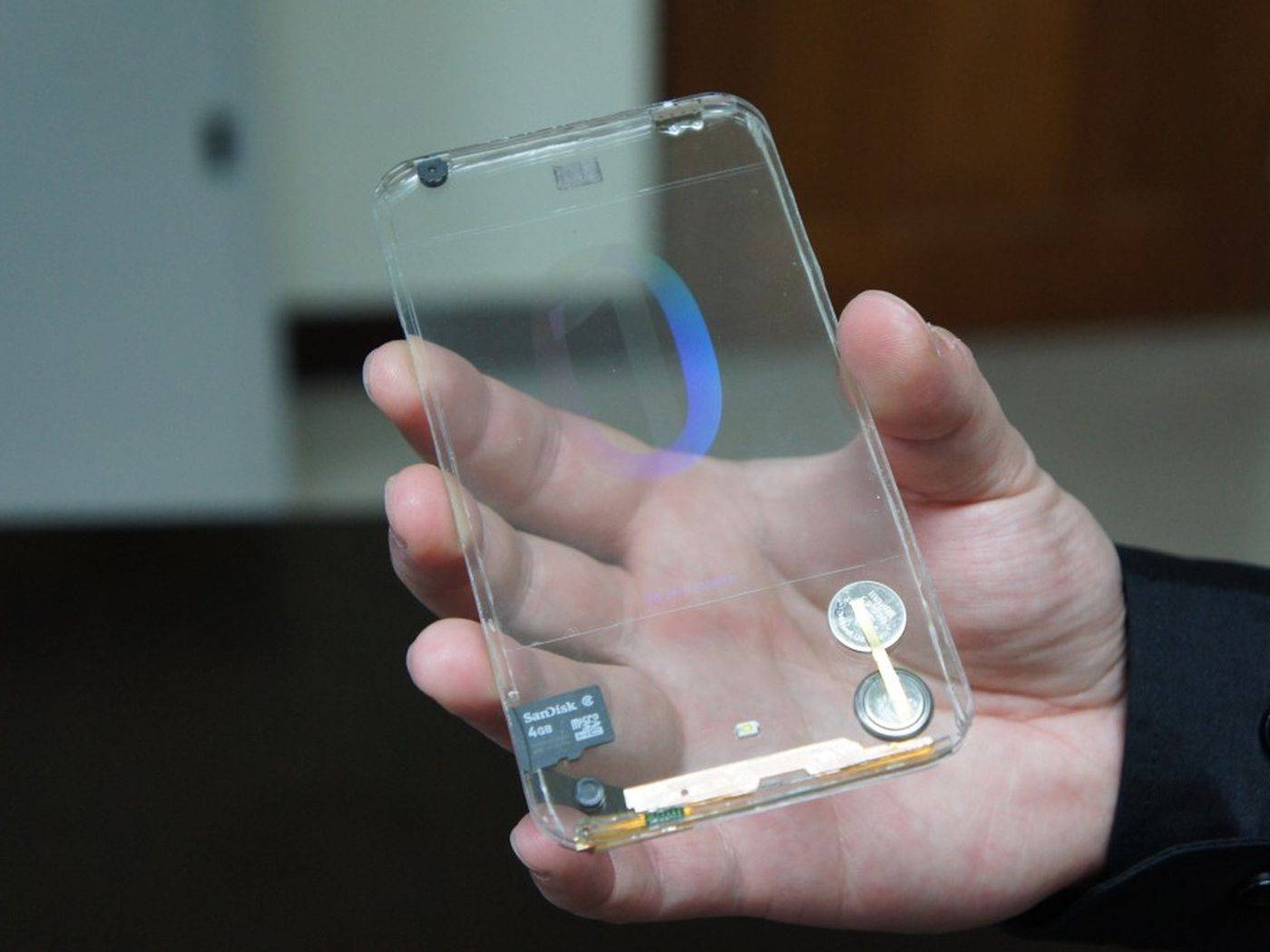 台湾宝创公司制作的透明手机原型,使用了 oled 屏,纽扣电池及 sd