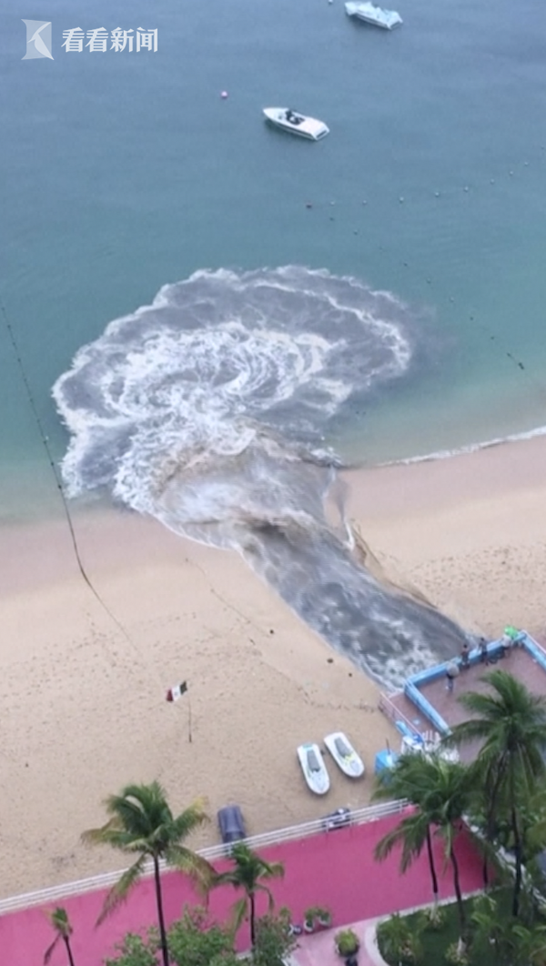 黑水排入大海 游客拍下墨西哥著名海湾被污染