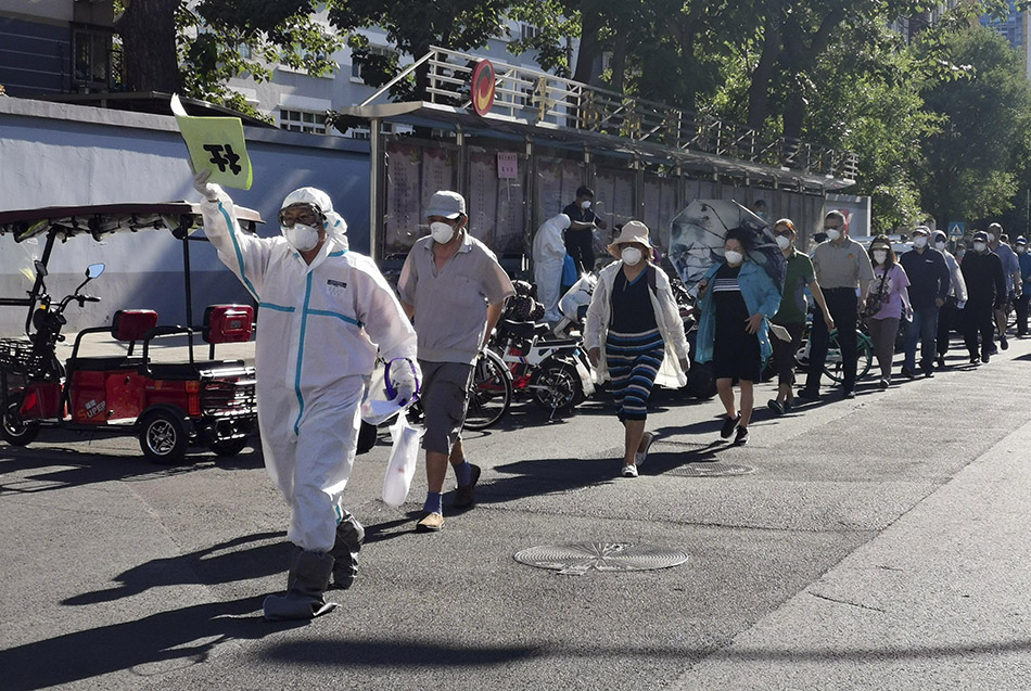 6月14日，北京宣武体育场，在工作人员的指引下，市民进行核酸采样。杜洋/人民视觉 图