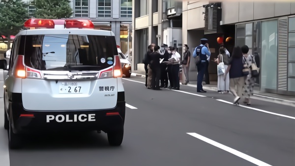 中国男子东京街头遭绑架：拽进车蒙住双眼